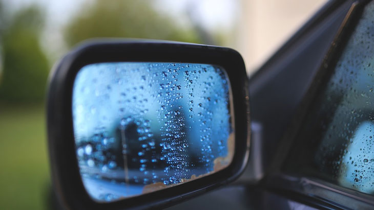 drops clean cleaning car mirror